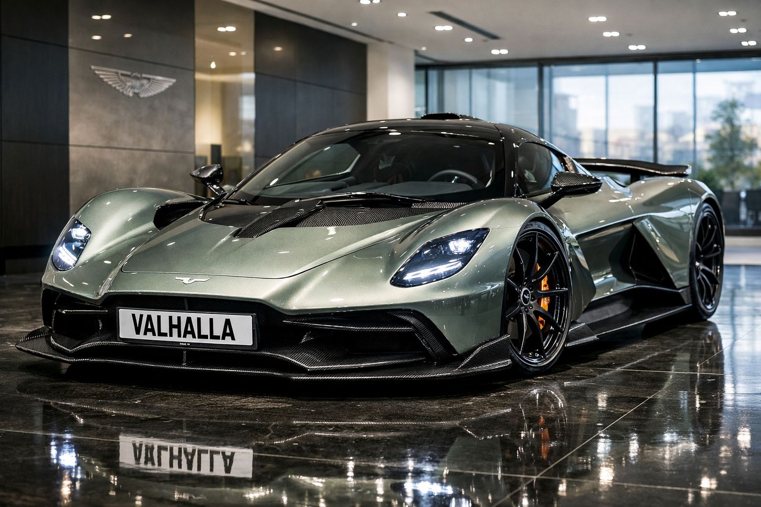 Carro desportivo verde metálico Aston Martin Valhalla em showroom moderno com piso refletor.