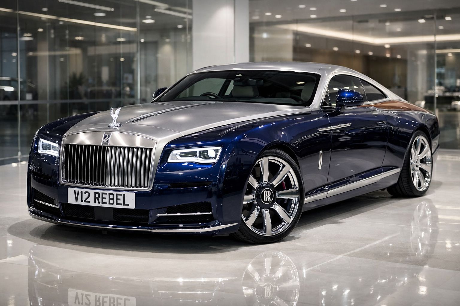 Carro de luxo Rolls-Royce Coupé azul e prateado num showroom moderno e brilhante.