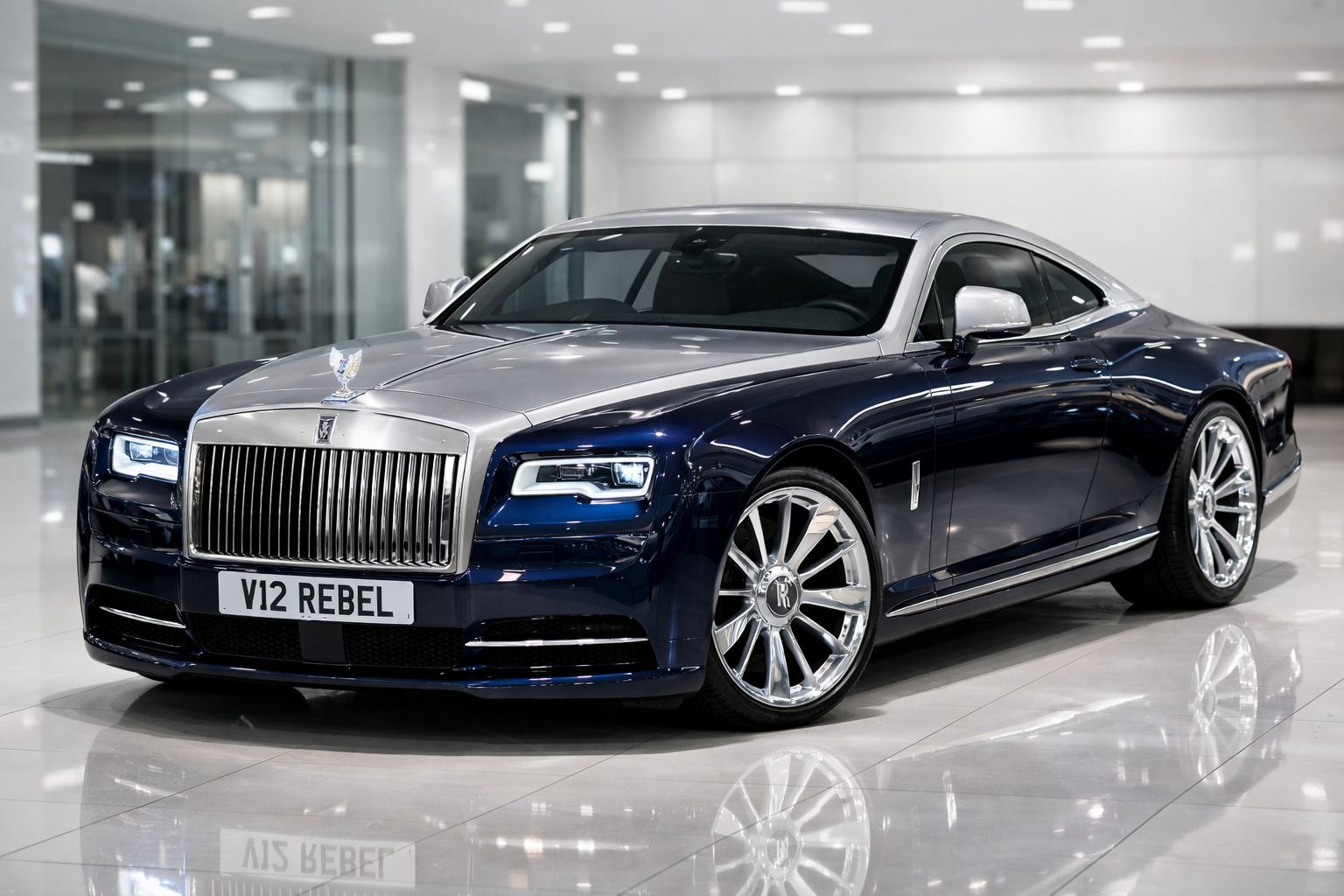 Carro de luxo Rolls-Royce coupe azul e prata com matrícula personalizada "V12 REBEL" em showroom moderno.