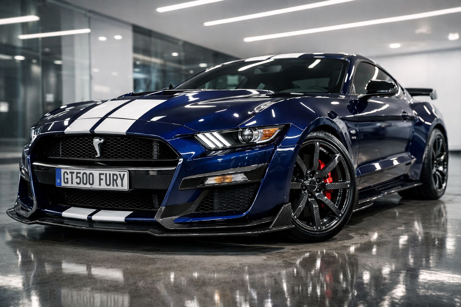 Ford Mustang Shelby GT500 Fury azul metálico estacionado em chão polido numa garagem moderna.