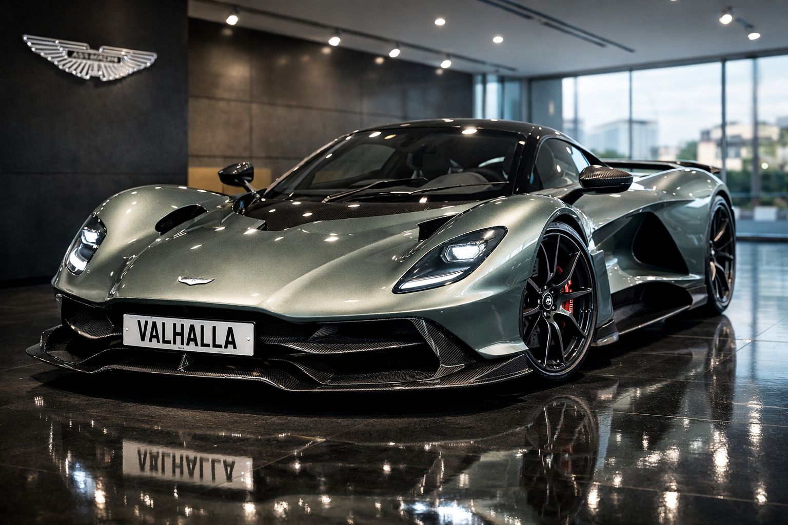 Carro desportivo Aston Martin Valhalla prateado em showroom moderno com piso refletor.